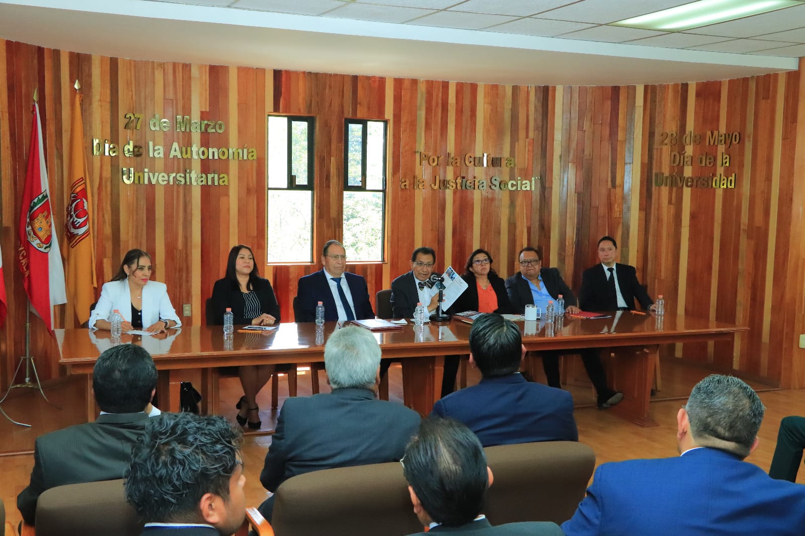 Entrega Rector primer ejemplar de 'El Faro', órgano de difusión de la UATx